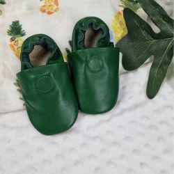 Schlichte grüne Schuhe mit Gummisohle