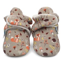 Hellbraune Dotty Fish Babyschuhe aus Baumwolle mit weicher Sohle, weißem Fleecefutter und Fuchs- und Igel-Muster im Wald.