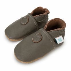 Graue Krabbelschuhe
