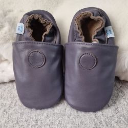 Schlichte graue Schuhe mit Gummisohle
