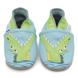 Hellblaue Dotty Fish Baby- und Kleinkinderschuhe aus Leder mit weicher Sohle, grünem Knöchelrand und Krokodilmuster.