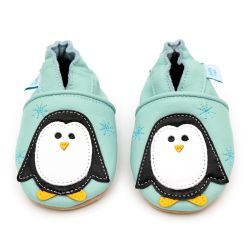 Dotty Fish aus mintgrünem Leder mit weicher Sohle und weißem und schwarzem Pinguin-Motiv ist der erste Lauflernschuh für Jungen und Mädchen.