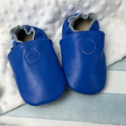 Schlichte blaue Schuhe mit Gummisohle