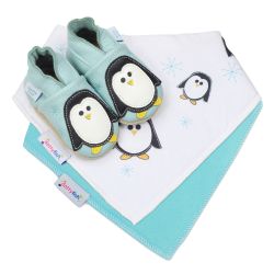 Dotty Fish Baby-Geschenkset mit Pinguinschuhen aus Leder und einem türkisfarbenen Baumwoll-Lätzchen sowie einem weißen Baumwoll-Lätzchen mit Pinguinen.