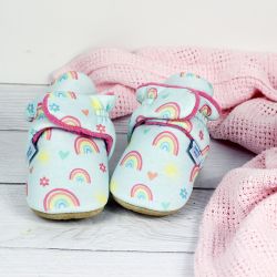 Babyhausschuhe – Regenbogen und Herzen