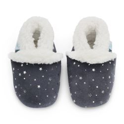 Dunkelgraue Dotty Fish Baby- und Kinderpantoffeln aus Wildleder mit weicher Sohle, silbernen Sternen und Fleecefutter.