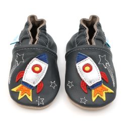 Dotty Fish Baby- und Kleinkinderschuhe aus anthrazitfarbenem Leder mit weicher Sohle und einem silbernen, roten und blauen Weltraumraketen-Design.