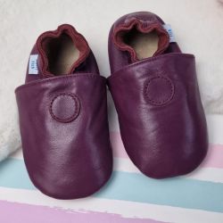 Schlichte traubenfarbe Schuhe mit Gummisohle