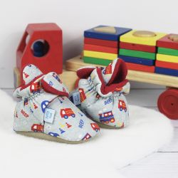 Dotty Fish Babyschuhe mit weicher Sohle aus grauer Baumwolle, mit rotem Fleecefutter, Fahrzeugmuster und Holzspielzeug.