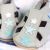 Graue Ledersandalen von Dotty Fish mit blauen Sternen.