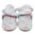Hellblaue Babystiefel aus Baumwolle mit rosa Fleecefutter und Regenbogenmuster.