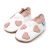 Dotty Fish Lauflernschuhe aus weißem Leder mit weicher Sohle, rosa Knöchelbesatz und rosa Herzen.