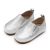 Unisex Lauflernschuhe aus silbernem Leder mit Gummisohle.