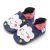 Blaue Dotty Fish Lauflernschuhe aus Leder mit weicher Sohle, rosa Knöchelborte, weißer Wolke und gelben gestickten Sternen.