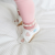Baby trägt weiße Leder Dotty Fish erste walker barfuß Schuhe mit rosa Herzen.