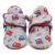 Hellgraue Babystiefel aus Baumwolle mit rotem Fleecefutter und Fahrzeugmuster.