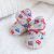 Babyschuhe mit Dotty Fish Fahrzeugen, sitzend auf einer Babydecke.