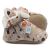 Hellbraune Babystiefel aus Baumwolle mit cremefarbenem Fleecefutter und Waldmuster.