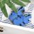 Hellblaue Babysandalen aus Leder.
