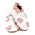 Dotty Fish Barfußschuhe für Mädchen aus weißem Leder mit weicher Sohle, rosa Knöchelrand und rosa Herzen.