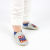 Kleinkinder tragen hellgraue Krabbelschuhe von Dotty Fish mit blauem Knöchelbesatz und blau-rotem Dampflok-Design.
