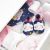 Marineblaue Lederschuhe in Wolkenform, in einer Schublade mit Babykleidung.